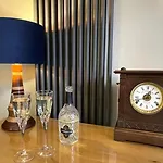 Weavers Rest - New Boutique Retreat In With Parking *