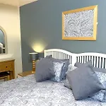 Weavers Rest - New Boutique Retreat In With Parking 아파트 *